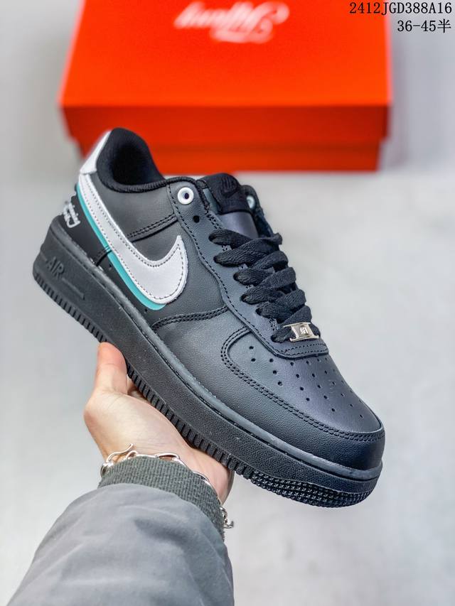 公司级带半码耐克nike Air Force 1 Mid 07 空军一号低帮百搭休闲运动板鞋。柔软、弹性十足的缓震性能和出色的中底设计，横跨复古与现代的外型结合