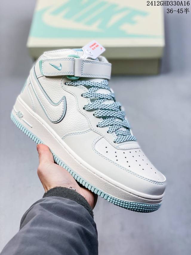 公司级带半码耐克nike Air Force 1 Mid 07 空军一号低帮百搭休闲运动板鞋。柔软、弹性十足的缓震性能和出色的中底设计，横跨复古与现代的外型结合