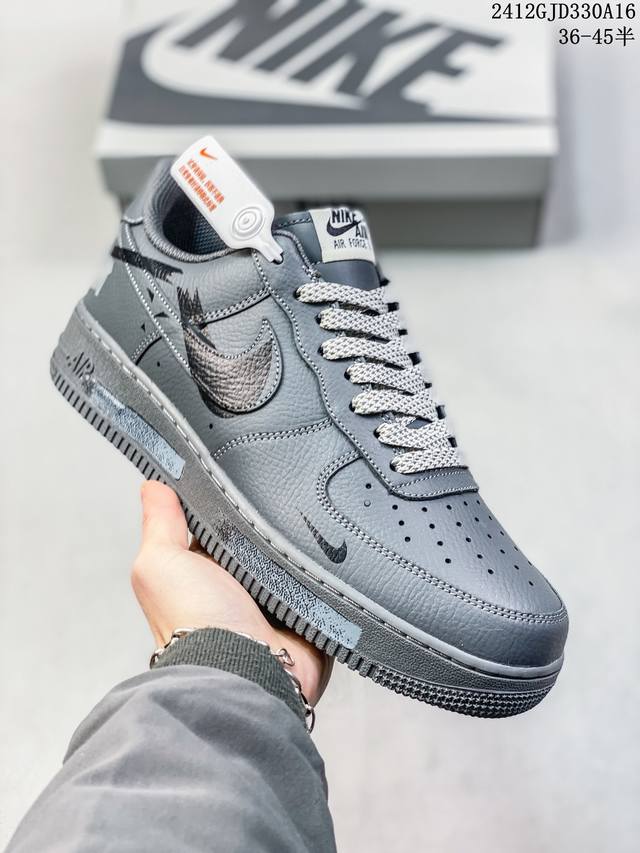 公司级带半码耐克nike Air Force 1 Mid 07 空军一号低帮百搭休闲运动板鞋。柔软、弹性十足的缓震性能和出色的中底设计，横跨复古与现代的外型结合