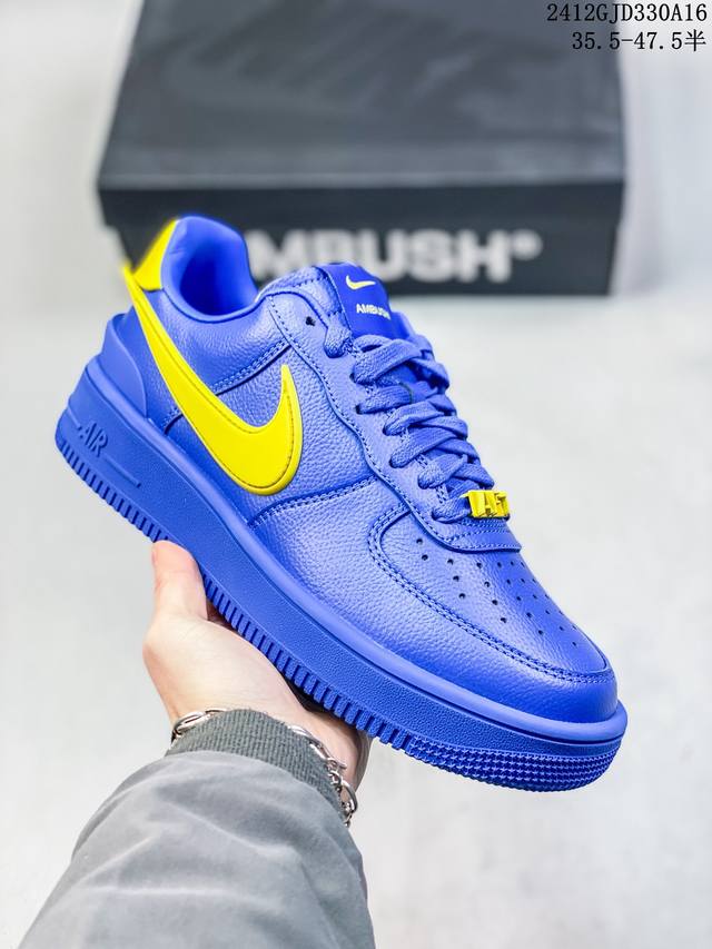 公司级带半码耐克nike Air Force 1 Mid 07 空军一号低帮百搭休闲运动板鞋。柔软、弹性十足的缓震性能和出色的中底设计，横跨复古与现代的外型结合