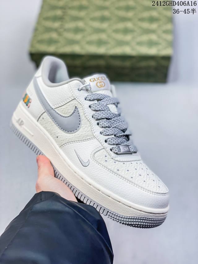 公司级带半码耐克nike Air Force 1 Mid 07 空军一号低帮百搭休闲运动板鞋。柔软、弹性十足的缓震性能和出色的中底设计，横跨复古与现代的外型结合