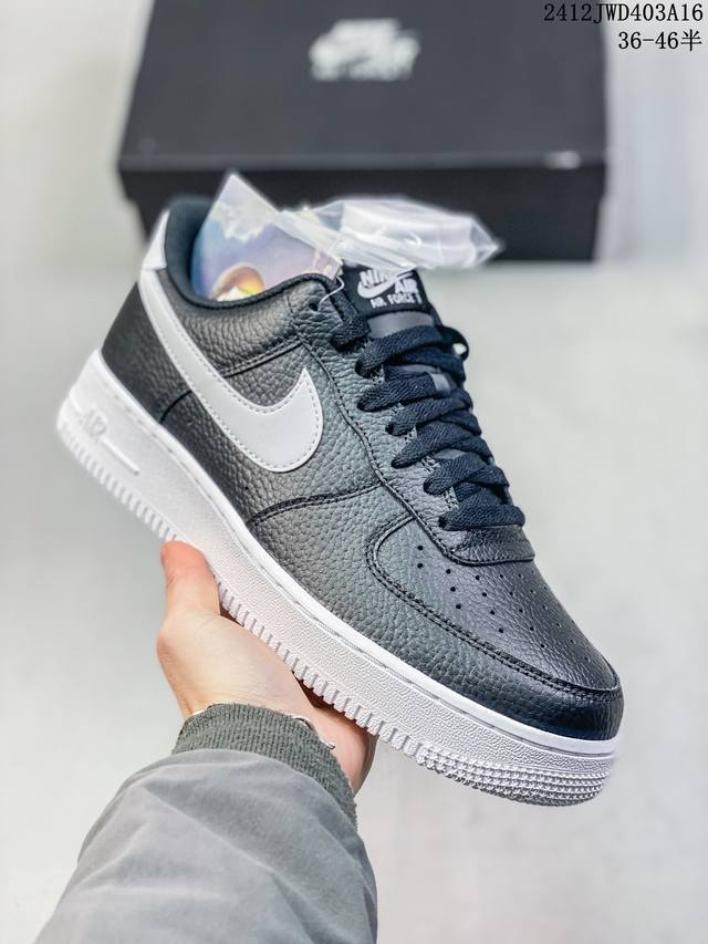 公司级带半码耐克nike Air Force 1 Mid 07 空军一号低帮百搭休闲运动板鞋。柔软、弹性十足的缓震性能和出色的中底设计，横跨复古与现代的外型结合