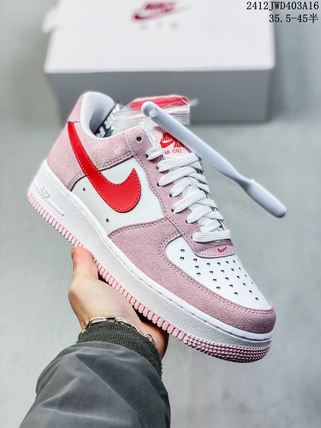 公司级带半码耐克nike Air Force 1 Mid 07 空军一号低帮百搭休闲运动板鞋。柔软、弹性十足的缓震性能和出色的中底设计，横跨复古与现代的外型结合