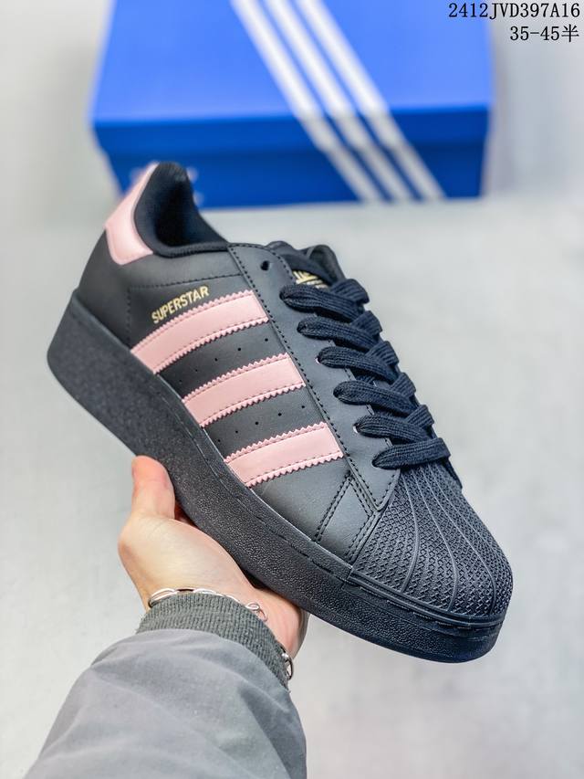 Adidas 阿迪达斯 男女鞋真标半码制，原楦原纸版开发，采用硬质鳄鱼纹牛剖革组合纤维饰片鞋面材质，改良全包围鞋垫，正确版鞋底模具及扇贝头盖片秋冬搭配利器,妥妥