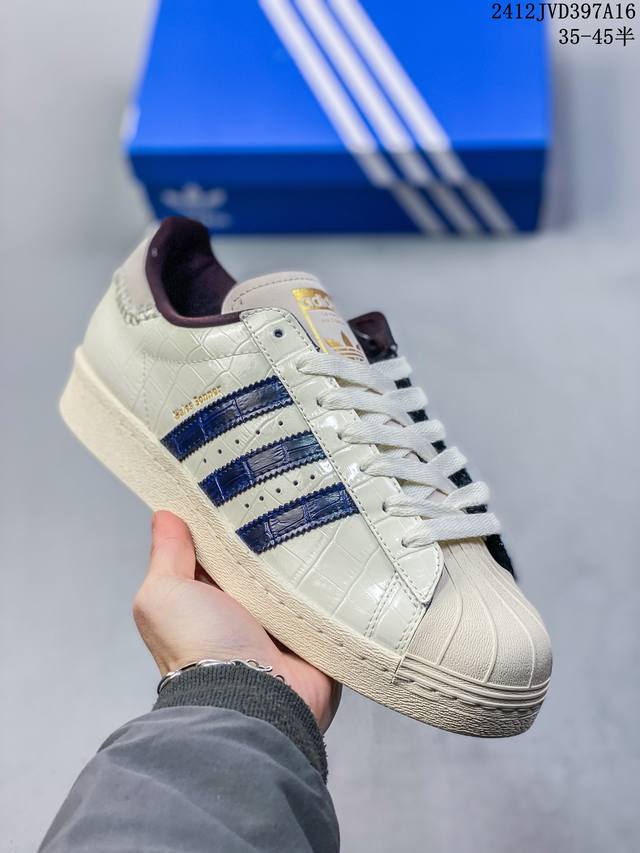 Adidas 阿迪达斯 男女鞋真标半码制，原楦原纸版开发，采用硬质鳄鱼纹牛剖革组合纤维饰片鞋面材质，改良全包围鞋垫，正确版鞋底模具及扇贝头盖片秋冬搭配利器,妥妥