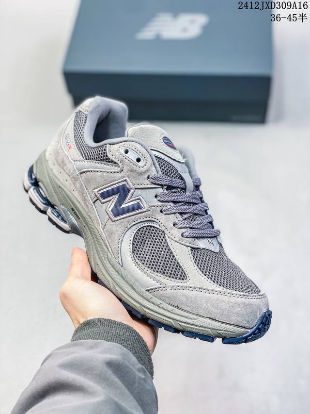 New Balance 2002R 跑鞋 沿袭了面世之初的经典科技，以 Encap 中底配以升级版 N-Ergy 缓震物料。鞋面则采用特色的柔软麂皮搭以 New