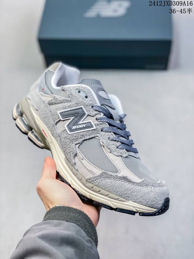 New Balance 2002R 跑鞋 沿袭了面世之初的经典科技，以 Encap 中底配以升级版 N-Ergy 缓震物料。鞋面则采用特色的柔软麂皮搭以 New