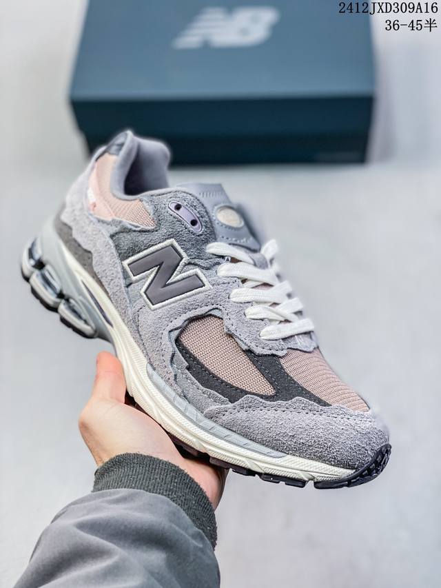 New Balance 2002R 跑鞋 沿袭了面世之初的经典科技，以 Encap 中底配以升级版 N-Ergy 缓震物料。鞋面则采用特色的柔软麂皮搭以 New