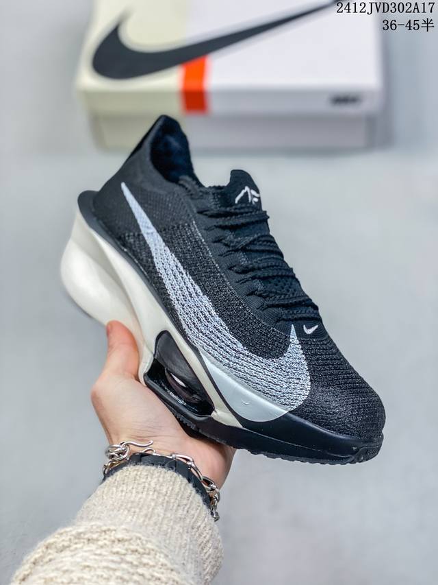 公司级新品发布 Nike Air Zoom Alphafly Next%整体采用前作的设计语言，并且对后者的细节进行升级，马拉松和长距离路跑的性能极限设计而生。