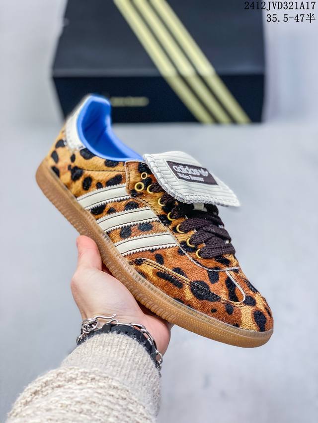 Wales Bonner X Adidas Samba Pony Tonal 这款桑巴鞋展示了高质量的工艺 带有装饰的超锁缝制和无缝的手感 柔软、柔软的皮革造型