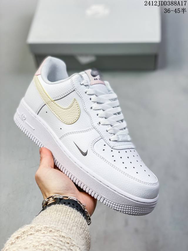 公司级带半码耐克nike Air Force 1 Mid 07 空军一号低帮百搭休闲运动板鞋。柔软、弹性十足的缓震性能和出色的中底设计，横跨复古与现代的外型结合