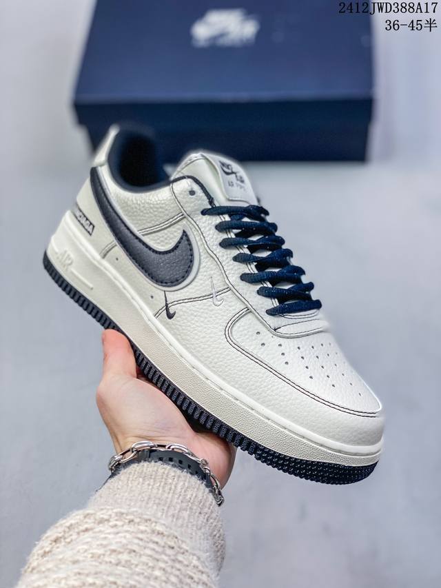 公司级带半码耐克nike Air Force 1 Mid 07 空军一号低帮百搭休闲运动板鞋。柔软、弹性十足的缓震性能和出色的中底设计，横跨复古与现代的外型结合