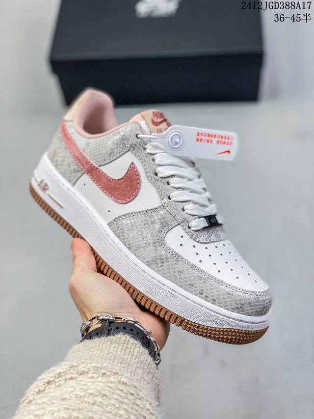 公司级带半码耐克nike Air Force 1 Mid 07 空军一号低帮百搭休闲运动板鞋。柔软、弹性十足的缓震性能和出色的中底设计，横跨复古与现代的外型结合