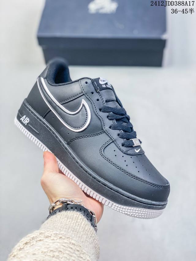 加毛带半码耐克nike Air Force 1 Mid 07 空军一号低帮百搭休闲运动板鞋。柔软、弹性十足的缓震性能和出色的中底设计，横跨复古与现代的外型结合，