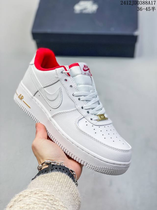 加毛带半码耐克nike Air Force 1 Mid 07 空军一号低帮百搭休闲运动板鞋。柔软、弹性十足的缓震性能和出色的中底设计，横跨复古与现代的外型结合，