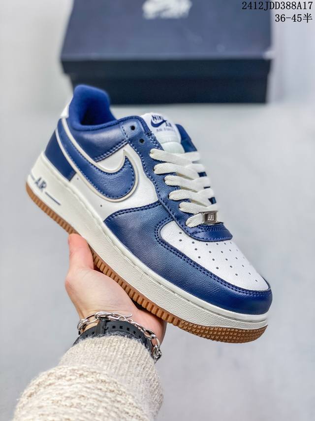 加毛带半码耐克nike Air Force 1 Mid 07 空军一号低帮百搭休闲运动板鞋。柔软、弹性十足的缓震性能和出色的中底设计，横跨复古与现代的外型结合，