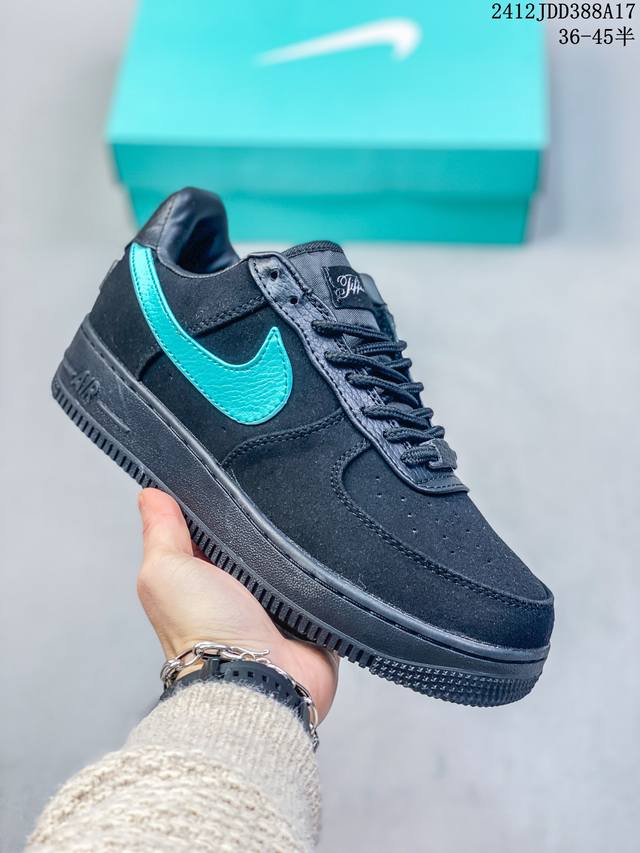 加毛带半码耐克nike Air Force 1 Mid 07 空军一号低帮百搭休闲运动板鞋。柔软、弹性十足的缓震性能和出色的中底设计，横跨复古与现代的外型结合，