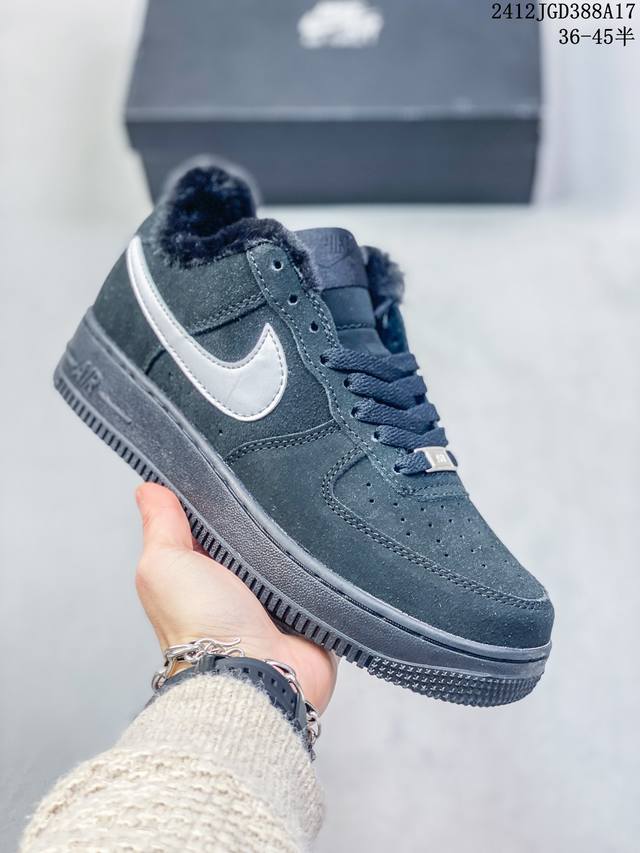 加毛带半码耐克nike Air Force 1 Mid 07 空军一号低帮百搭休闲运动板鞋。柔软、弹性十足的缓震性能和出色的中底设计，横跨复古与现代的外型结合，