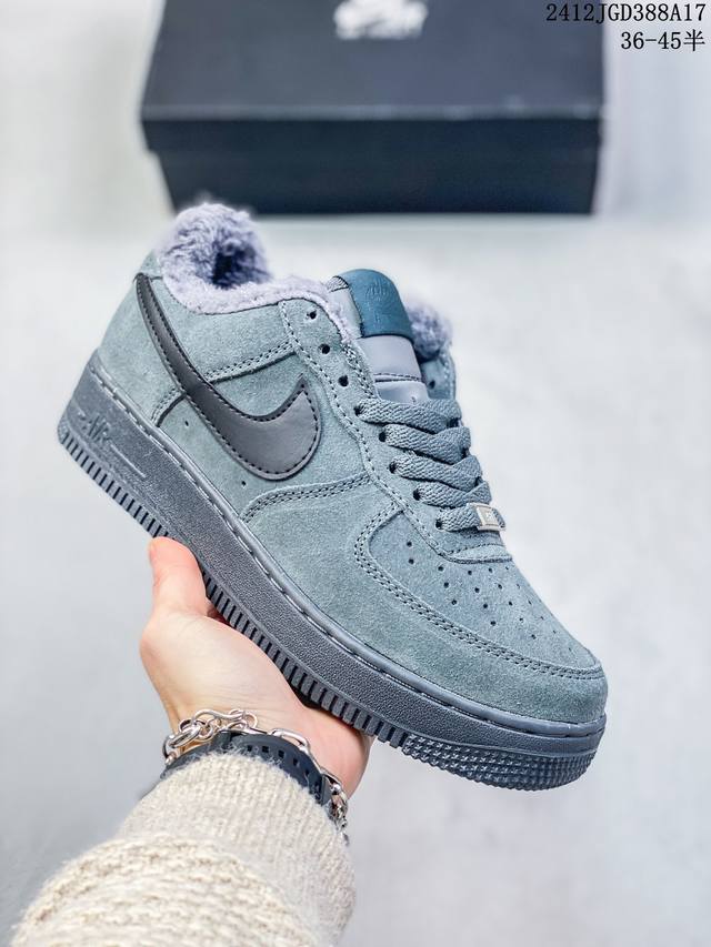 加毛带半码耐克nike Air Force 1 Mid 07 空军一号低帮百搭休闲运动板鞋。柔软、弹性十足的缓震性能和出色的中底设计，横跨复古与现代的外型结合，