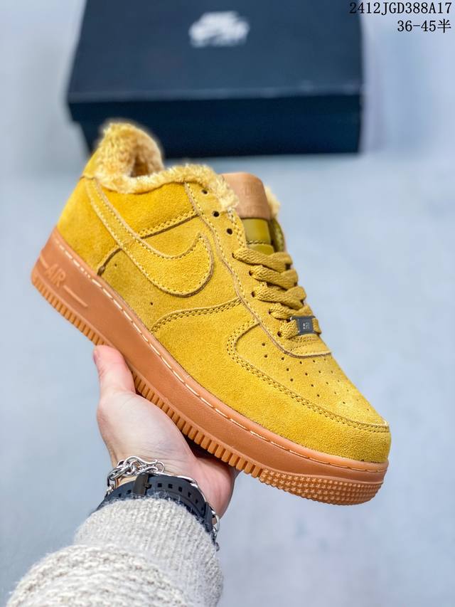 加毛带半码耐克nike Air Force 1 Mid 07 空军一号低帮百搭休闲运动板鞋。柔软、弹性十足的缓震性能和出色的中底设计，横跨复古与现代的外型结合，