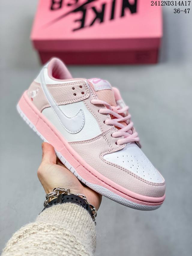 真标带半码耐克nike Sb Zoom Dunk Low 板鞋 系列经典百搭休闲运动板鞋 鞋舌的填充，使舒适性大大提升，同时也更方便穿脱中底部分则加入了脚感柔软