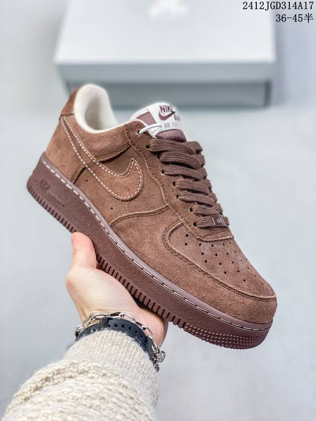 公司级带半码耐克nike Air Force 1 Mid 07 空军一号低帮百搭休闲运动板鞋。柔软、弹性十足的缓震性能和出色的中底设计，横跨复古与现代的外型结合