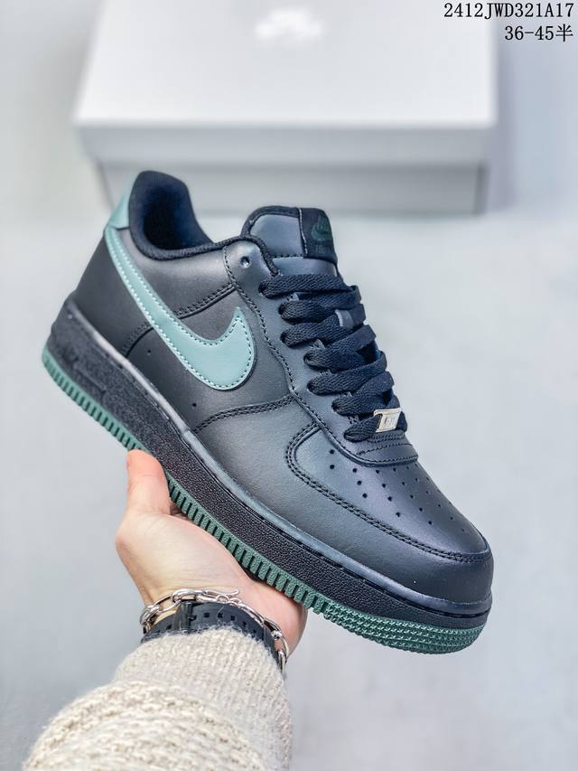 公司级带半码耐克nike Air Force 1 Mid 07 空军一号低帮百搭休闲运动板鞋。柔软、弹性十足的缓震性能和出色的中底设计，横跨复古与现代的外型结合