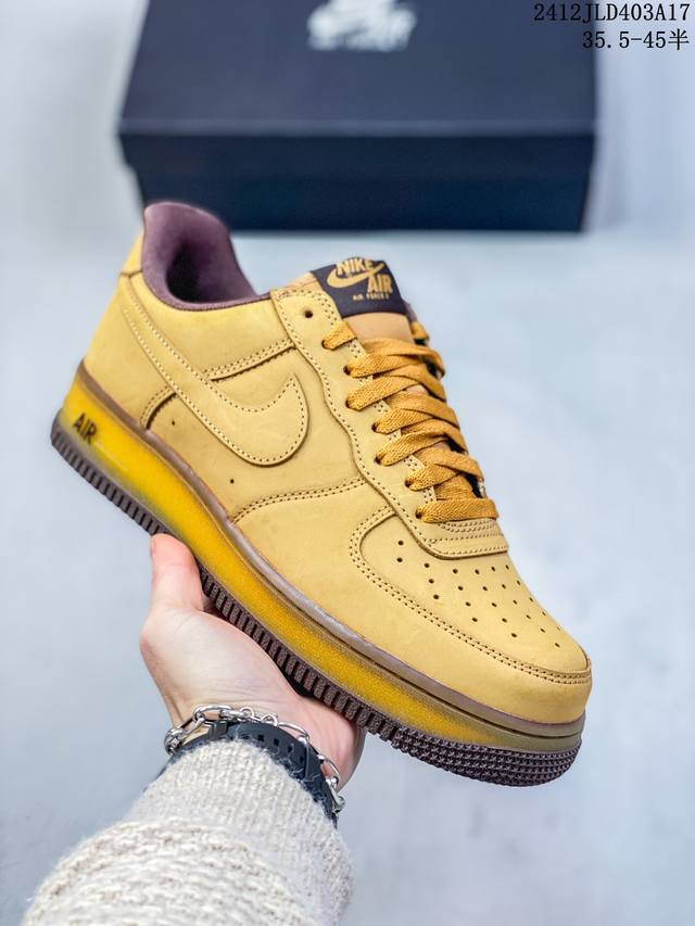 公司级带半码耐克nike Air Force 1 Mid 07 空军一号低帮百搭休闲运动板鞋。柔软、弹性十足的缓震性能和出色的中底设计，横跨复古与现代的外型结合