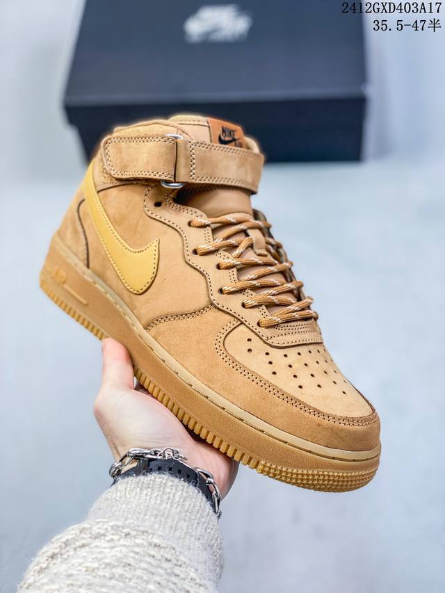 公司级带半码耐克nike Air Force 1 Mid 07 空军一号低帮百搭休闲运动板鞋。柔软、弹性十足的缓震性能和出色的中底设计，横跨复古与现代的外型结合