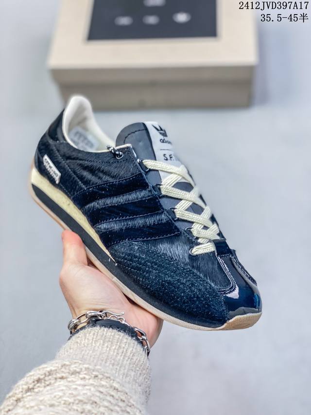 Adidas 阿迪达斯 男女鞋半码制，采用翻毛皮组合牛津布鞋面材质，中底双层eva切片缓震，外置耐磨橡胶鞋底每次人气都不低澳洲时尚品牌 Song For The