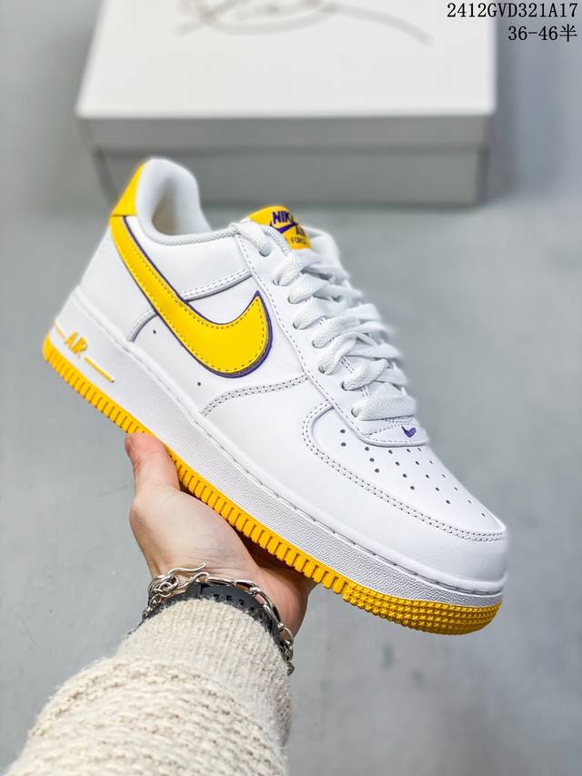 公司级带半码耐克nike Air Force 1 Mid 07 空军一号低帮百搭休闲运动板鞋。柔软、弹性十足的缓震性能和出色的中底设计，横跨复古与现代的外型结合