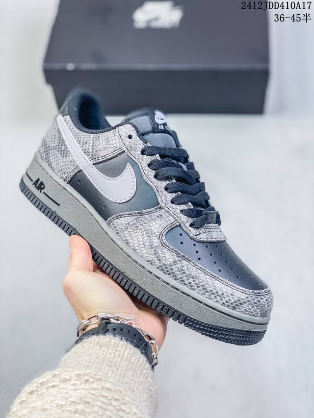 公司级带半码耐克nike Air Force 1 Mid 07 空军一号低帮百搭休闲运动板鞋。柔软、弹性十足的缓震性能和出色的中底设计，横跨复古与现代的外型结合