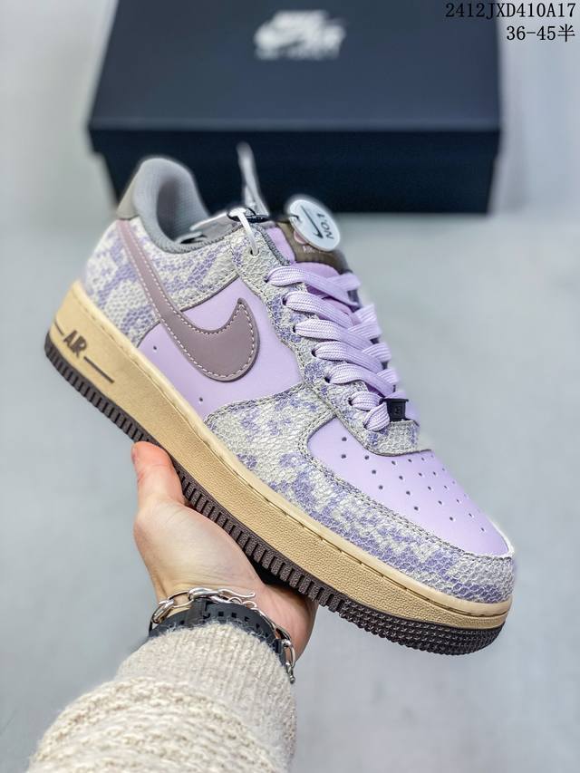 公司级带半码耐克nike Air Force 1 Mid 07 空军一号低帮百搭休闲运动板鞋。柔软、弹性十足的缓震性能和出色的中底设计，横跨复古与现代的外型结合