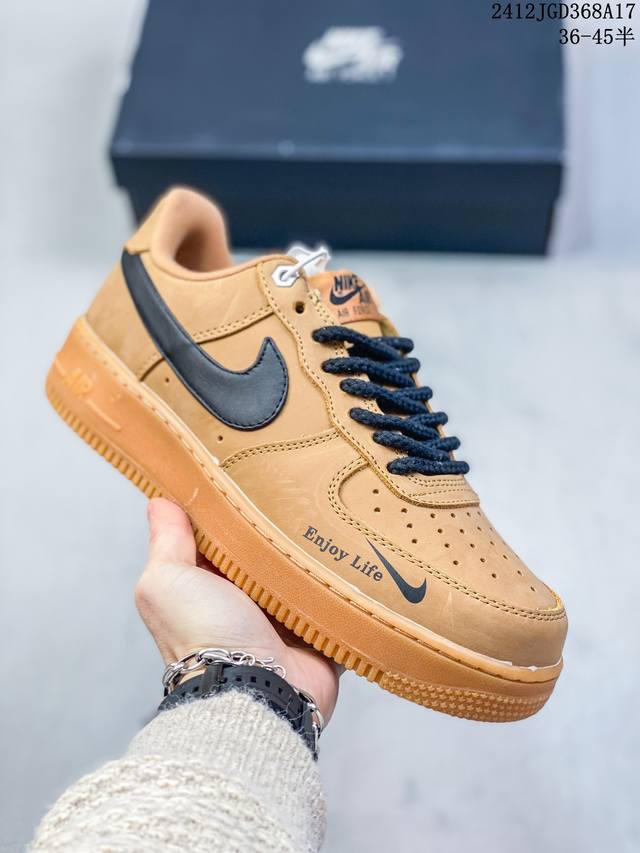 公司级带半码耐克nike Air Force 1 Mid 07 空军一号低帮百搭休闲运动板鞋。柔软、弹性十足的缓震性能和出色的中底设计，横跨复古与现代的外型结合