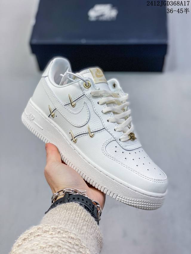 公司级带半码耐克nike Air Force 1 Mid 07 空军一号低帮百搭休闲运动板鞋。柔软、弹性十足的缓震性能和出色的中底设计，横跨复古与现代的外型结合