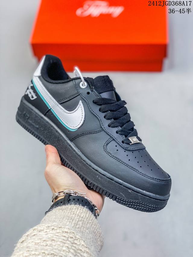 公司级带半码耐克nike Air Force 1 Mid 07 空军一号低帮百搭休闲运动板鞋。柔软、弹性十足的缓震性能和出色的中底设计，横跨复古与现代的外型结合