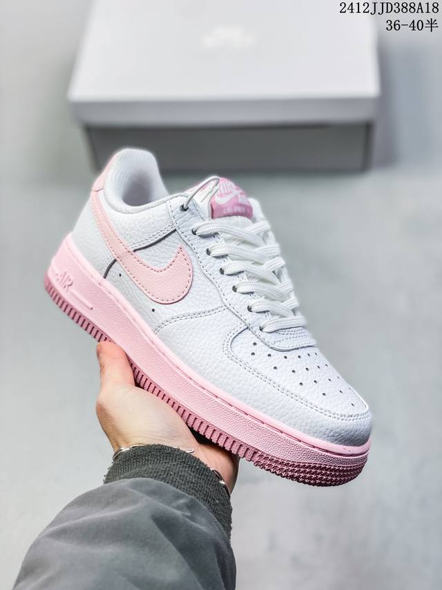 耐克nike Air Force 1 Mid 07 空军一号低帮百搭休闲运动板鞋。柔软、弹性十足的缓震性能和出色的中底设计，横跨复古与现代的外型结合，造就出风靡