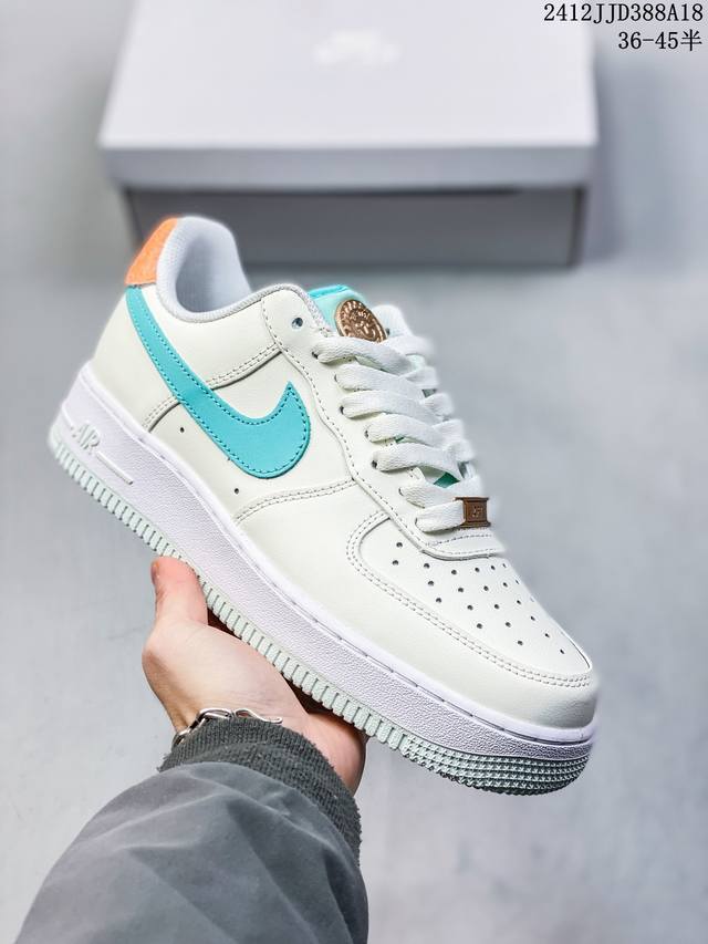 耐克nike Air Force 1 Mid 07 空军一号低帮百搭休闲运动板鞋。柔软、弹性十足的缓震性能和出色的中底设计，横跨复古与现代的外型结合，造就出风靡