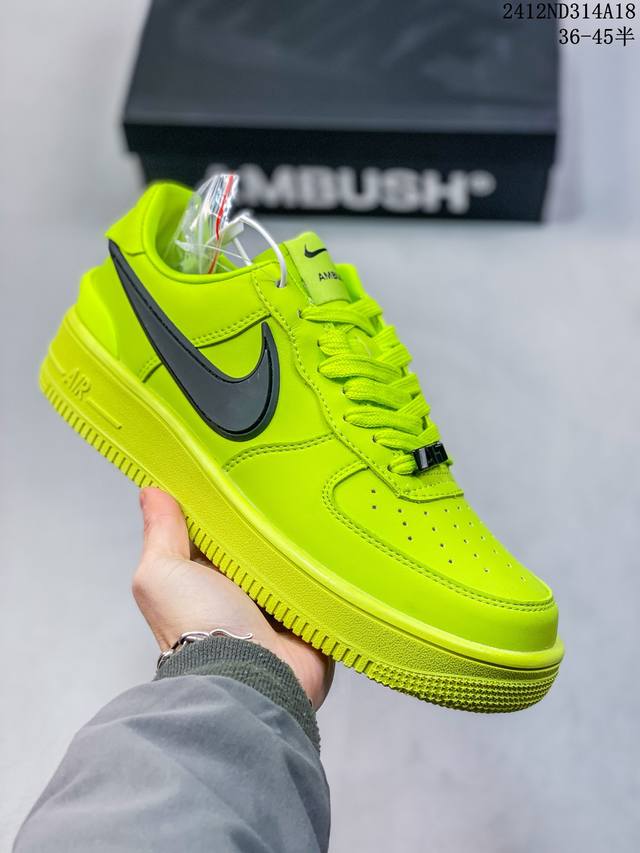 真标ambush X Nk Air Force 1‘07 Low Sp 空军一号联名标志性的swoosh延伸至鞋跟之外 鞋舌和鞋垫上印有ambush品牌标志 整