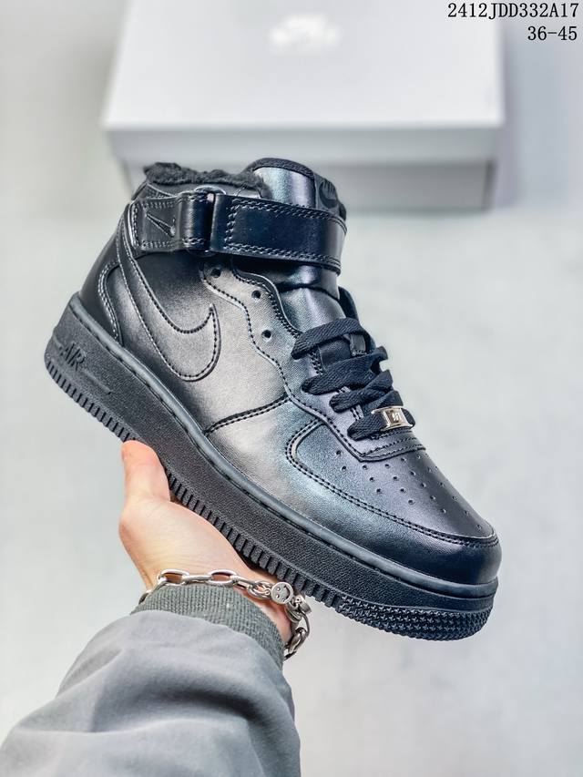 耐克nike Air Force 1 Mid 07 空军一号低帮百搭休闲运动板鞋。柔软、弹性十足的缓震性能和出色的中底设计，横跨复古与现代的外型结合，造就出风靡