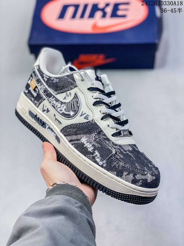 公司级带半码耐克nike Air Force 1 Mid 07 空军一号低帮百搭休闲运动板鞋。柔软、弹性十足的缓震性能和出色的中底设计，横跨复古与现代的外型结合