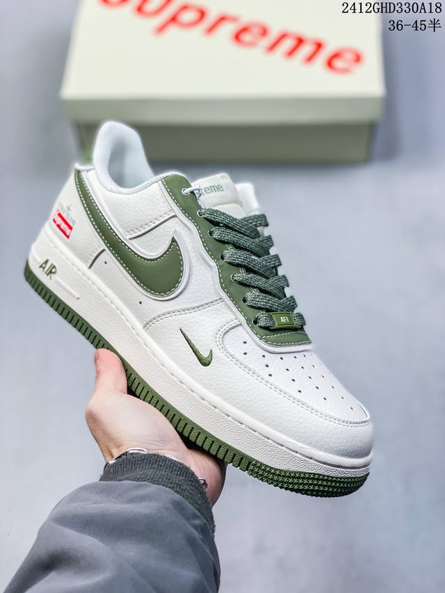 公司级带半码耐克nike Air Force 1 Mid 07 空军一号低帮百搭休闲运动板鞋。柔软、弹性十足的缓震性能和出色的中底设计，横跨复古与现代的外型结合