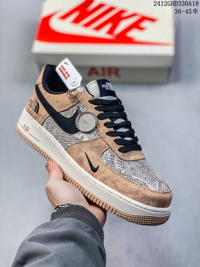 公司级带半码耐克nike Air Force 1 Mid 07 空军一号低帮百搭休闲运动板鞋。柔软、弹性十足的缓震性能和出色的中底设计，横跨复古与现代的外型结合