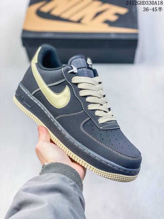 公司级带半码耐克nike Air Force 1 Mid 07 空军一号低帮百搭休闲运动板鞋。柔软、弹性十足的缓震性能和出色的中底设计，横跨复古与现代的外型结合