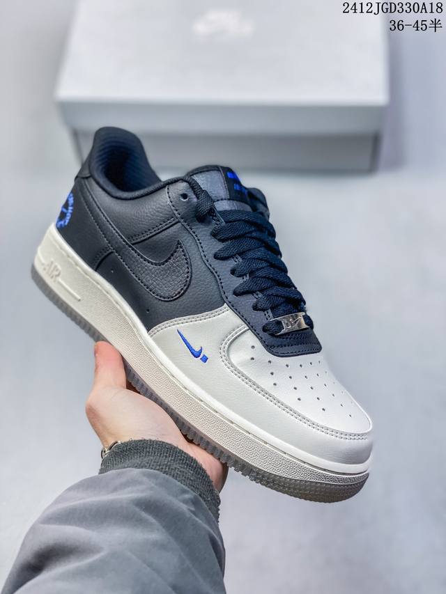 公司级带半码耐克nike Air Force 1 Mid 07 空军一号低帮百搭休闲运动板鞋。柔软、弹性十足的缓震性能和出色的中底设计，横跨复古与现代的外型结合