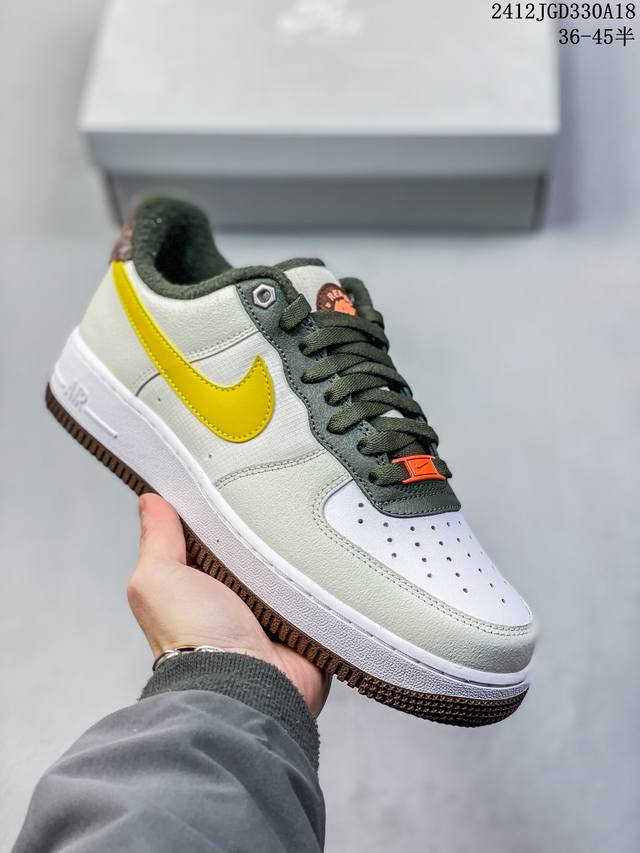 公司级带半码耐克nike Air Force 1 Mid 07 空军一号低帮百搭休闲运动板鞋。柔软、弹性十足的缓震性能和出色的中底设计，横跨复古与现代的外型结合