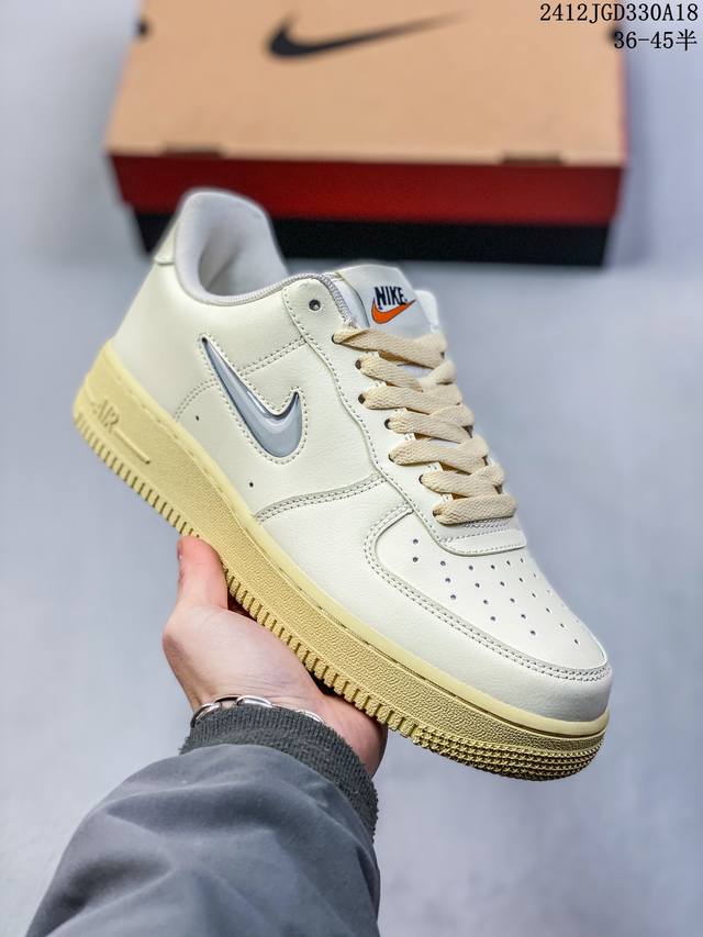 公司级带半码耐克nike Air Force 1 Mid 07 空军一号低帮百搭休闲运动板鞋。柔软、弹性十足的缓震性能和出色的中底设计，横跨复古与现代的外型结合