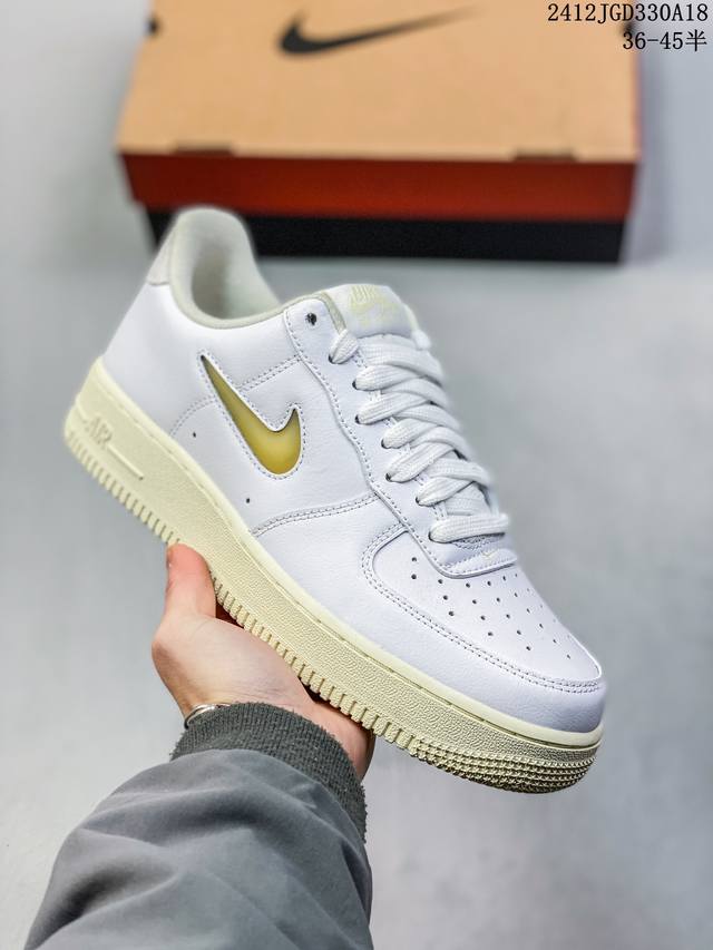 公司级带半码耐克nike Air Force 1 Mid 07 空军一号低帮百搭休闲运动板鞋。柔软、弹性十足的缓震性能和出色的中底设计，横跨复古与现代的外型结合