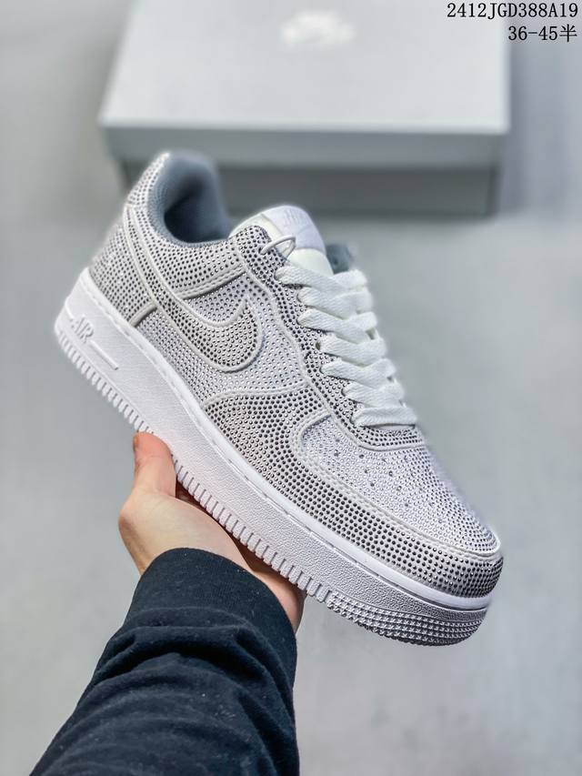 真标带半码 耐克nike Air Force 1 Mid 07 空军一号低帮百搭休闲运动板鞋。柔软、弹性十足的缓震性能和出色的中底设计，横跨复古与现代的外型结合