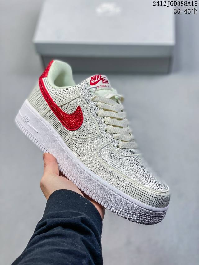 真标带半码 耐克nike Air Force 1 Mid 07 空军一号低帮百搭休闲运动板鞋。柔软、弹性十足的缓震性能和出色的中底设计，横跨复古与现代的外型结合